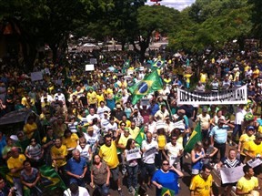 Em passeata, manifestantes apoiam Lava-jato e criticam deputados federais que aprovaram mudanças no texto das medidas de combate à corrupção